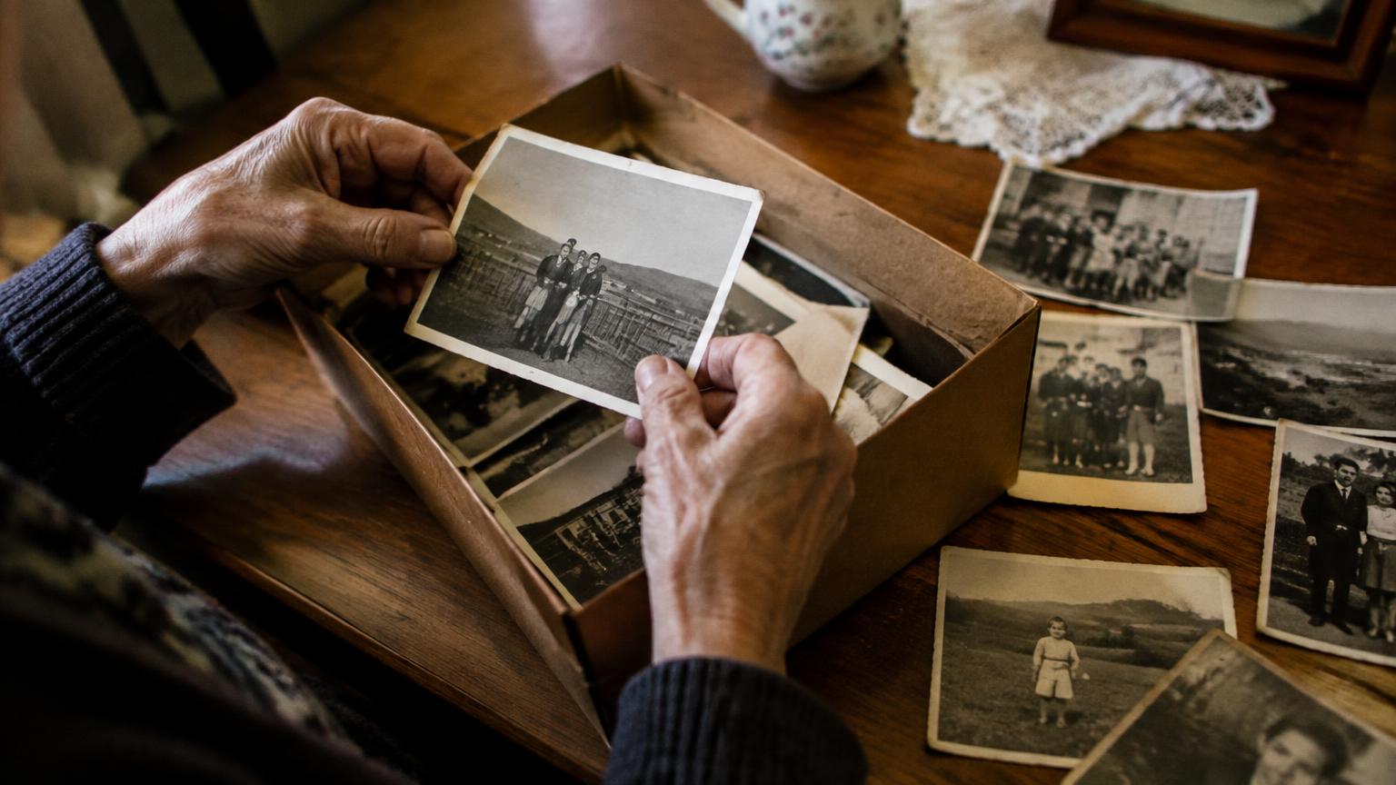 Des mains retrouvent une photographie ancienne